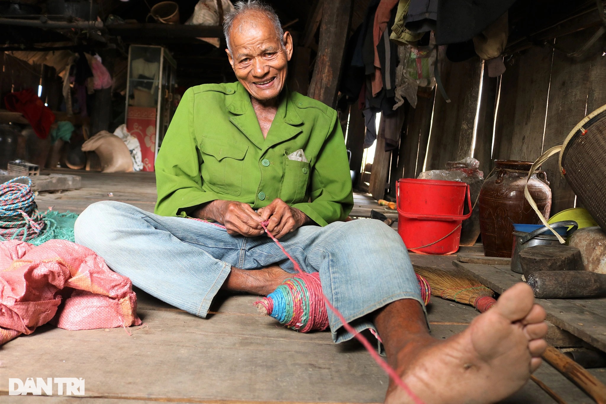 Độc đáo nghề làm dây thừng bằng vỏ cây, bao tải bỏ đi của người Jrai - 1