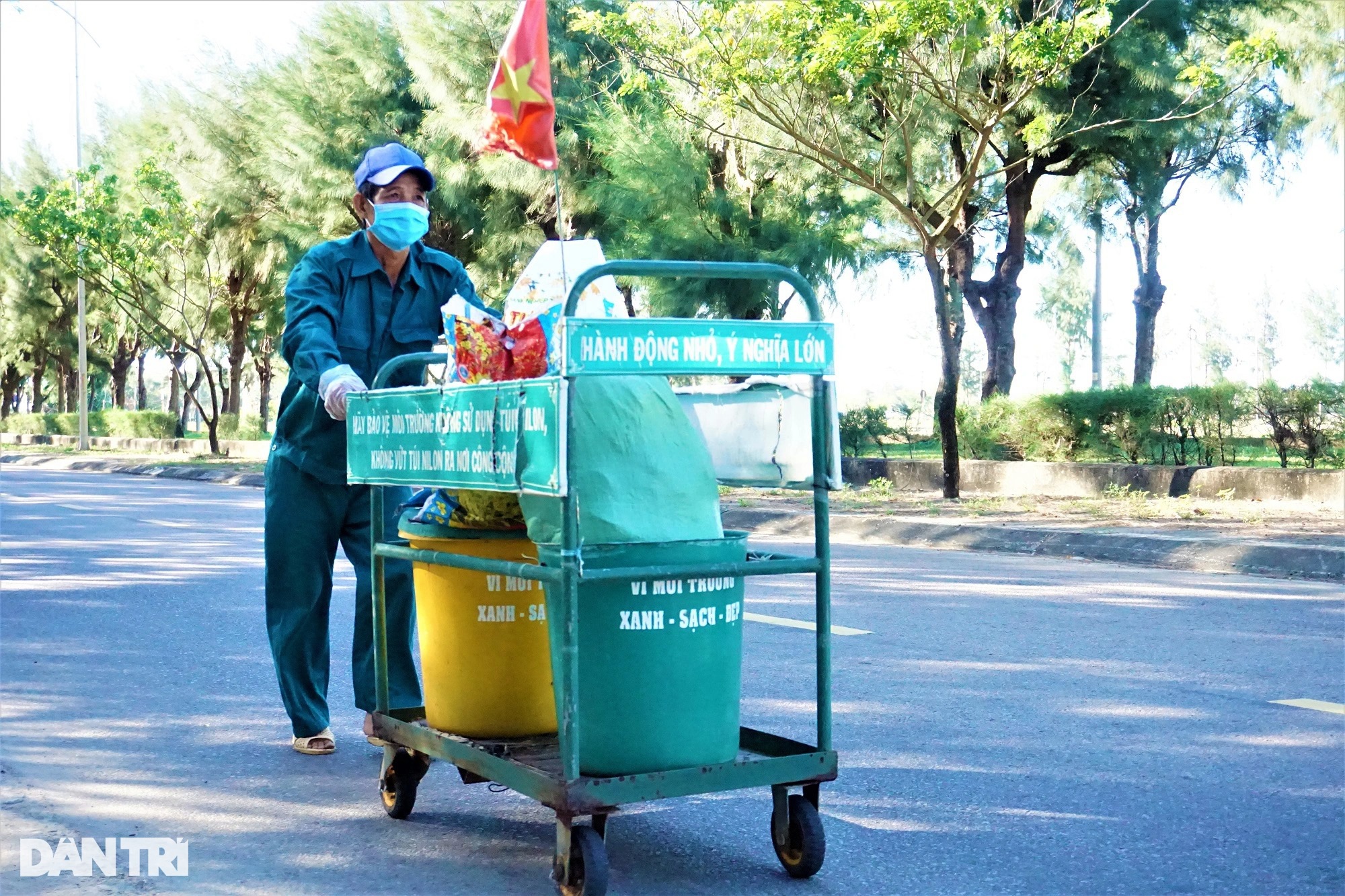 The story of a crazy old man who specializes in picking up trash in Hoi An ancient town - 1