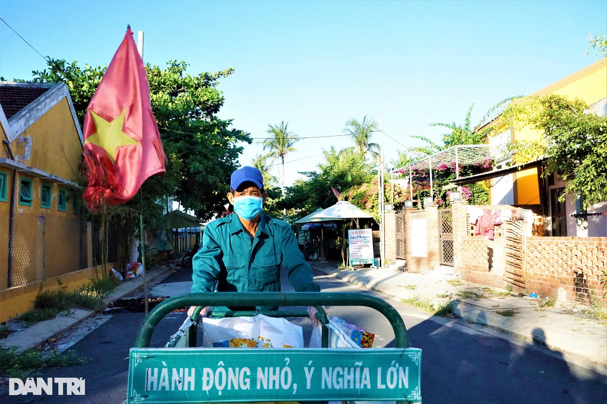 The story of a crazy old man who specializes in picking up trash in Hoi An ancient town - 3