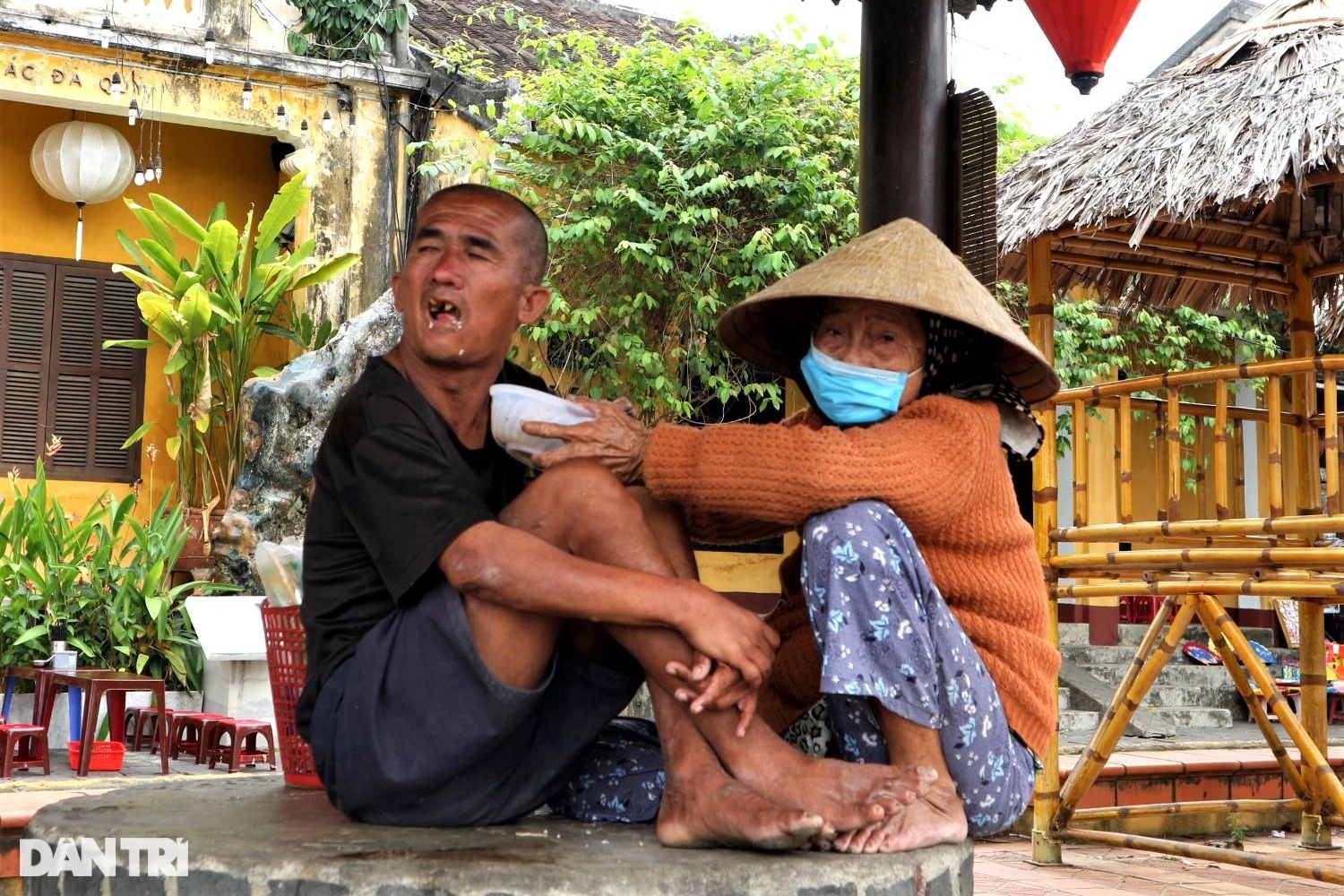 Người mẹ hơn 50 năm gọi Tùng ơi, ăn cơm khắp phố cổ Hội An - 4