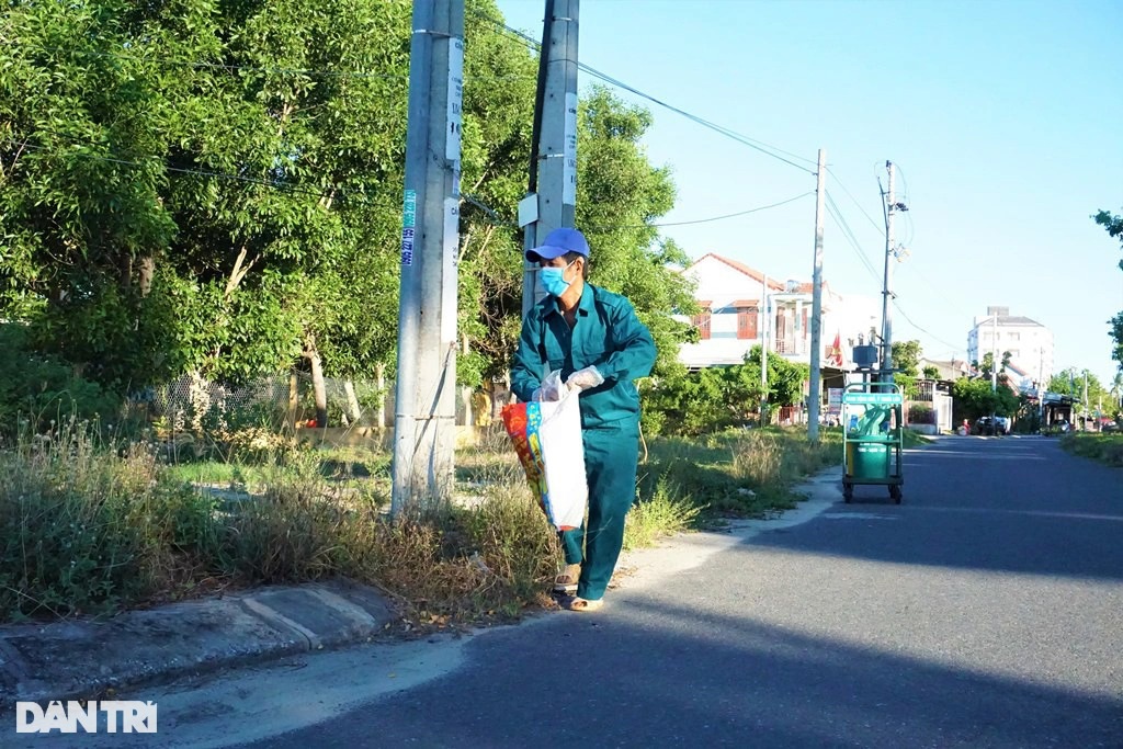 The story of a crazy old man who specializes in picking up trash in Hoi An ancient town - 6