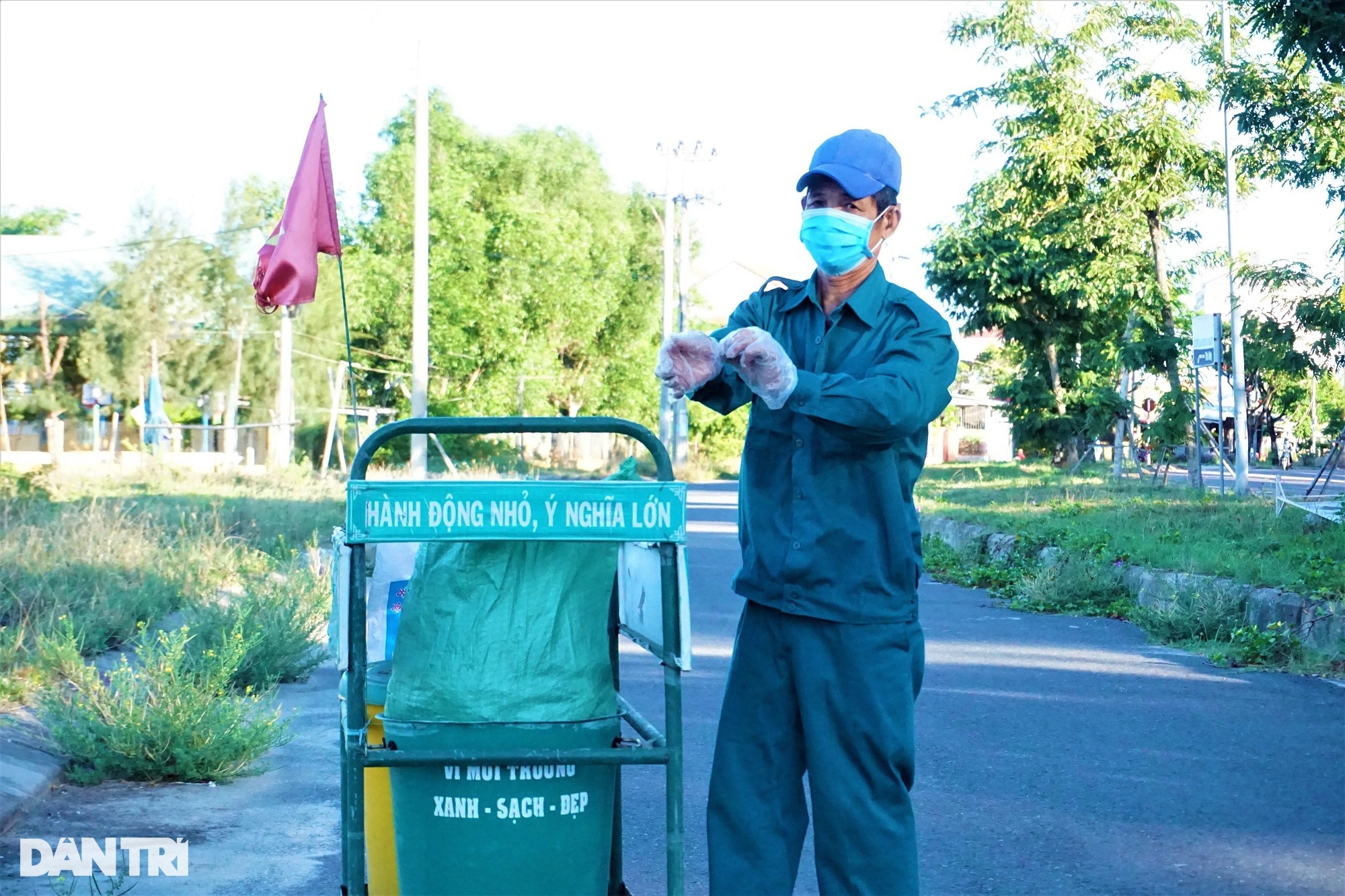 The story of a crazy old man who specializes in picking up trash in Hoi An ancient town - 7