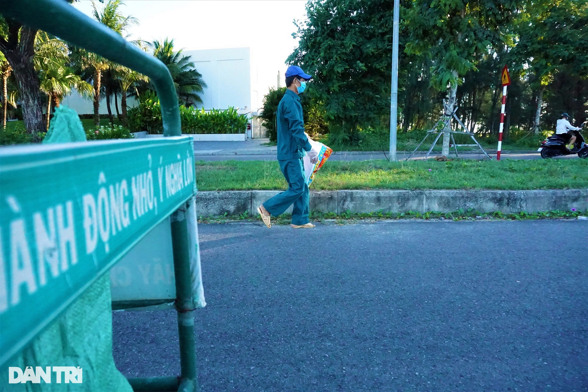 The story of a crazy old man who specializes in picking up trash in Hoi An ancient town - 8