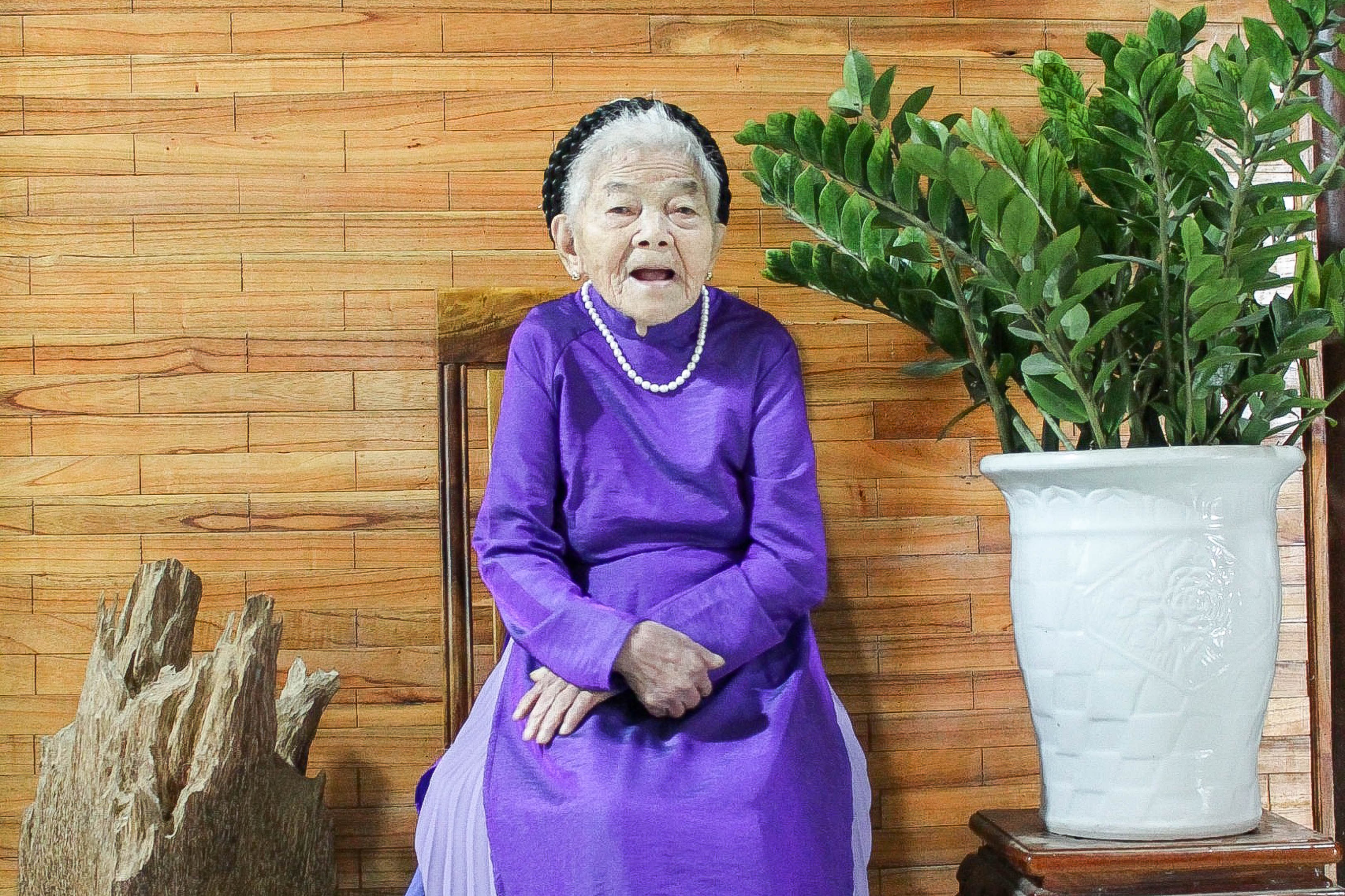 Cụ bà 102 tuổi ở Nghệ An diện áo dài nhận bão like vì quá đẹp - 2