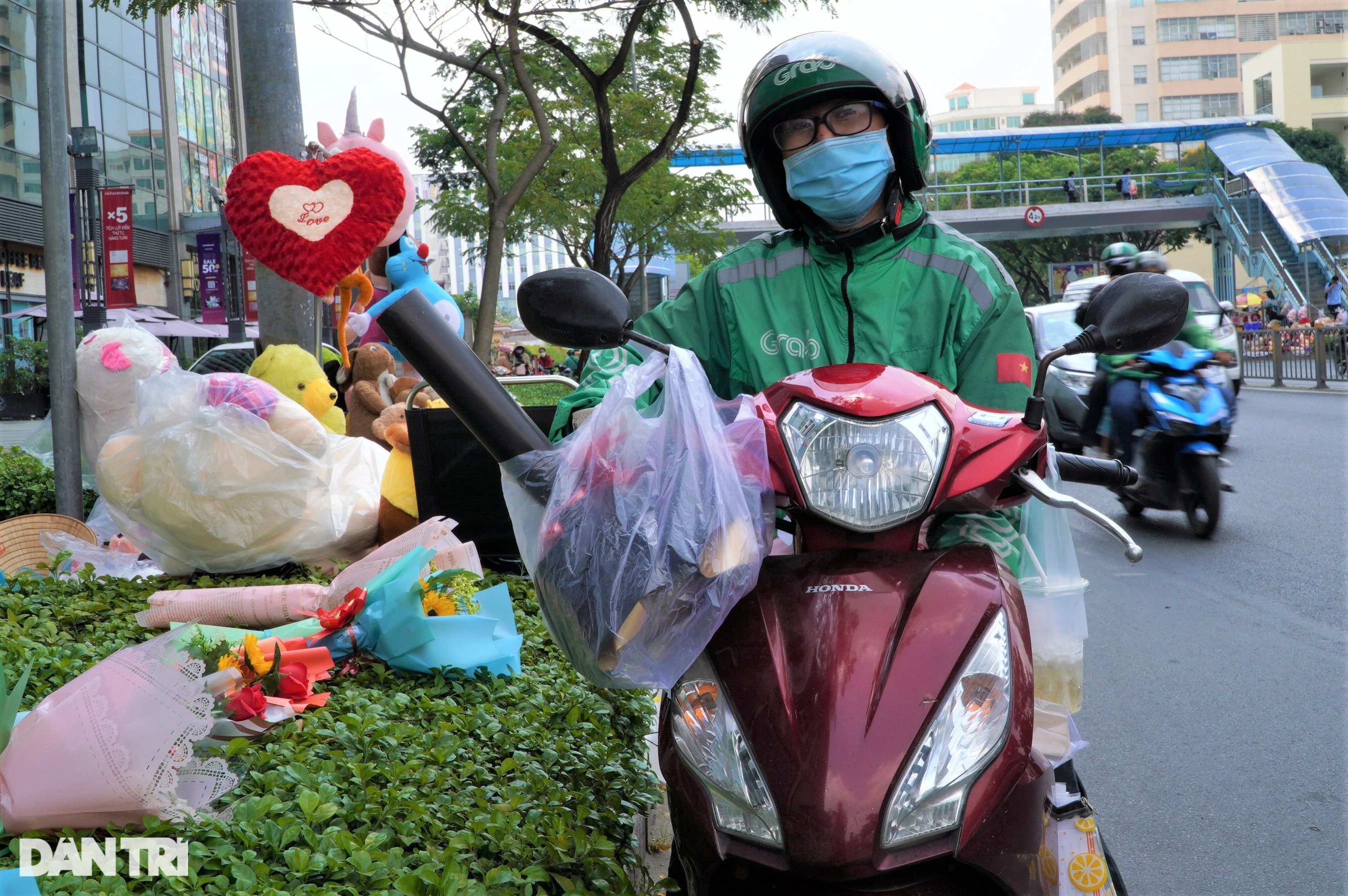 Hoa tiền, hoa kim cương... mòn mỏi đợi khách trên con đường tình yêu - 3