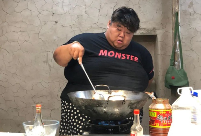 Người đàn ông nặng nhất Trung Quốc kiếm tiền khủng nhờ… ăn trước máy quay - 1