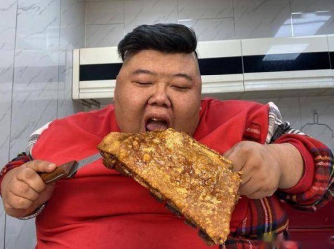 Người đàn ông nặng nhất Trung Quốc kiếm tiền khủng nhờ… ăn trước máy quay - 2