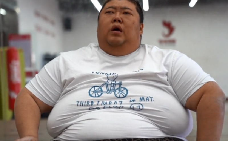 Người đàn ông nặng nhất Trung Quốc kiếm tiền khủng nhờ… ăn trước máy quay - 3