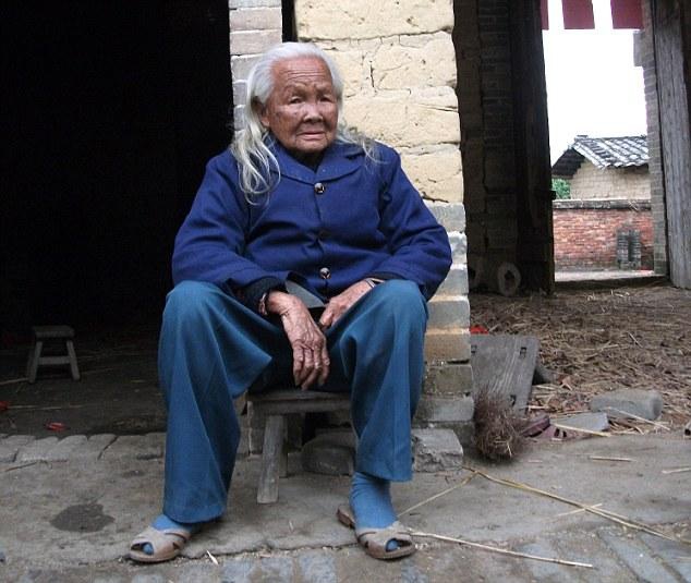 Khó tin cụ bà 91 tuổi qua đời, sau đó đột ngột sống lại giữa đám tang - 2