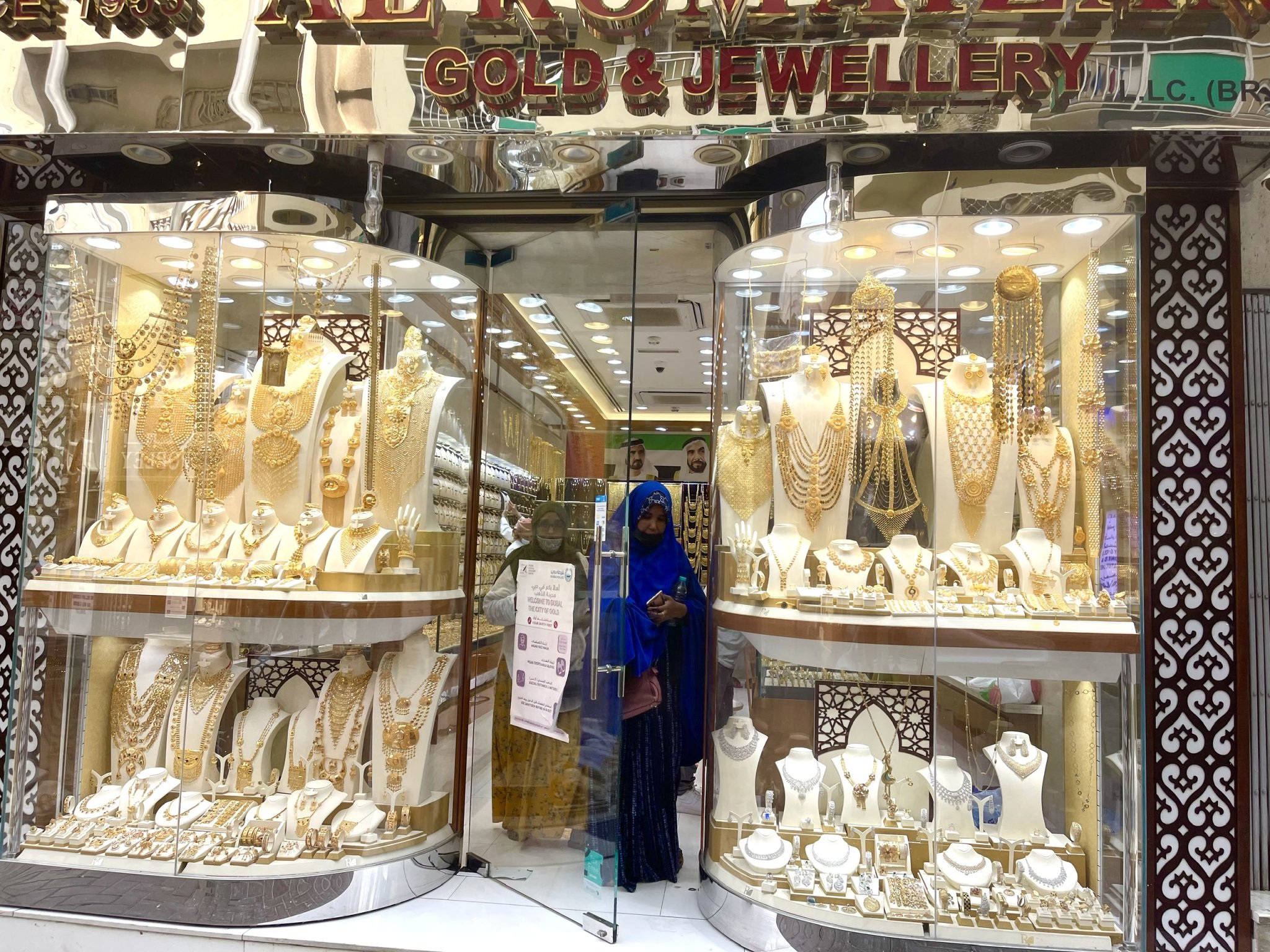 Khu chợ bán vàng theo cân, tiểu thương thành thạo tiếng Việt - 2