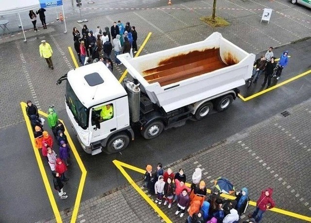 Những vị trí về điểm mù xe tải người tham gia giao thông cần ghi nhớ để tránh xa (Ảnh: Getty).