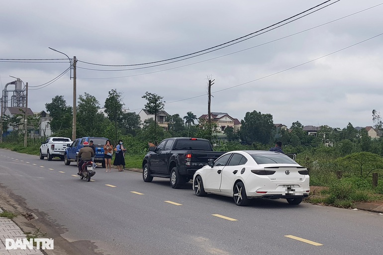 Khách ồ ạt săn lùng đất nền, nhiều địa phương lệnh siết thổi giá - 2