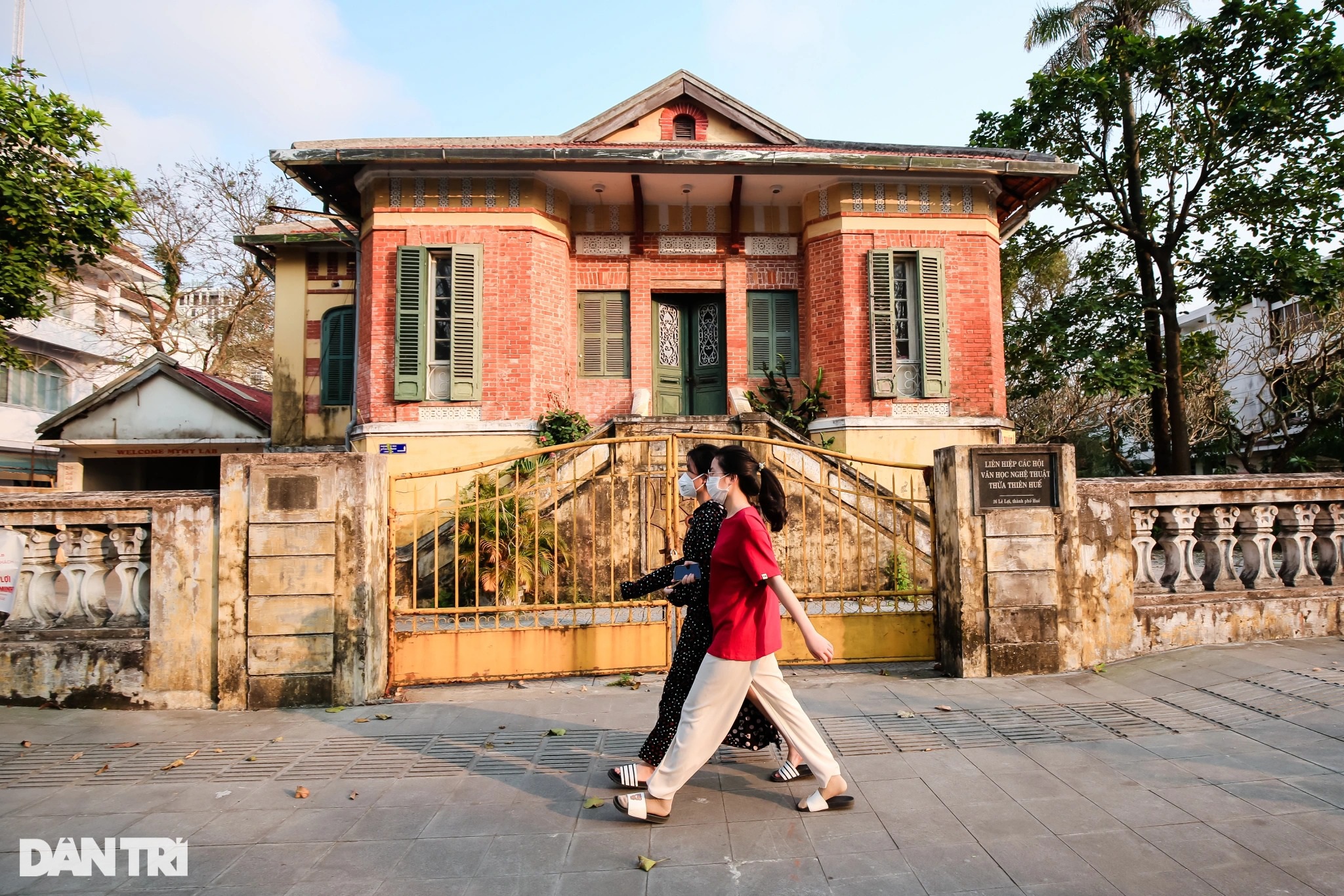 Cận cảnh biệt thự Pháp cổ 100 năm tuổi sắp được thần đèn di dời - 13