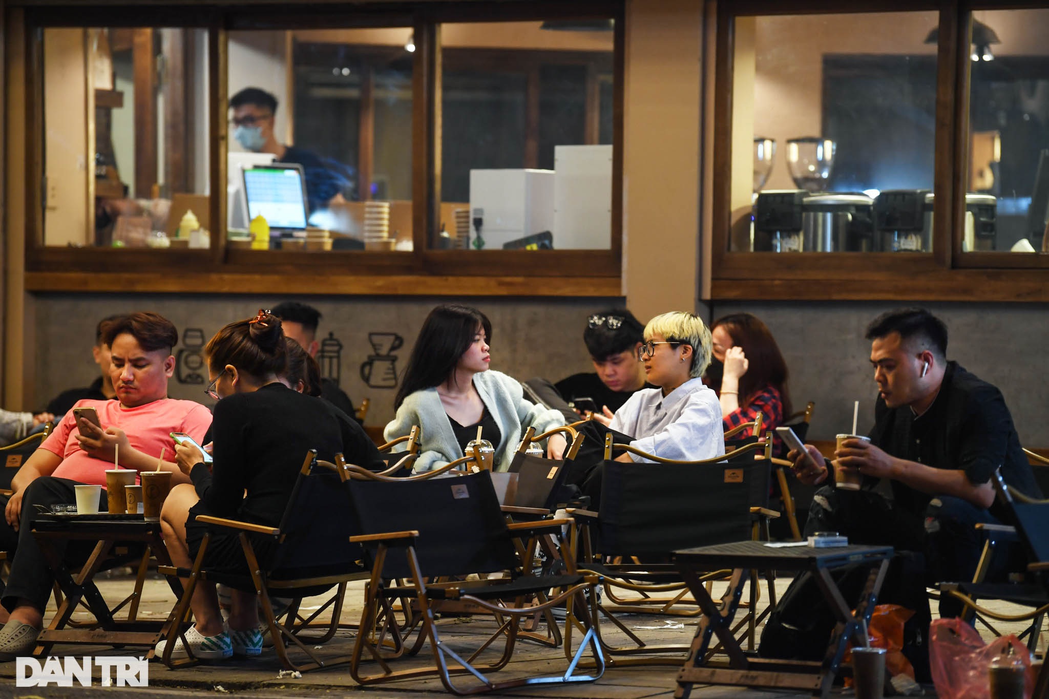 Hà Nội: Phố bia Tạ Hiện đông kín khách, các hàng quán nhộn nhịp sau 21h - 10