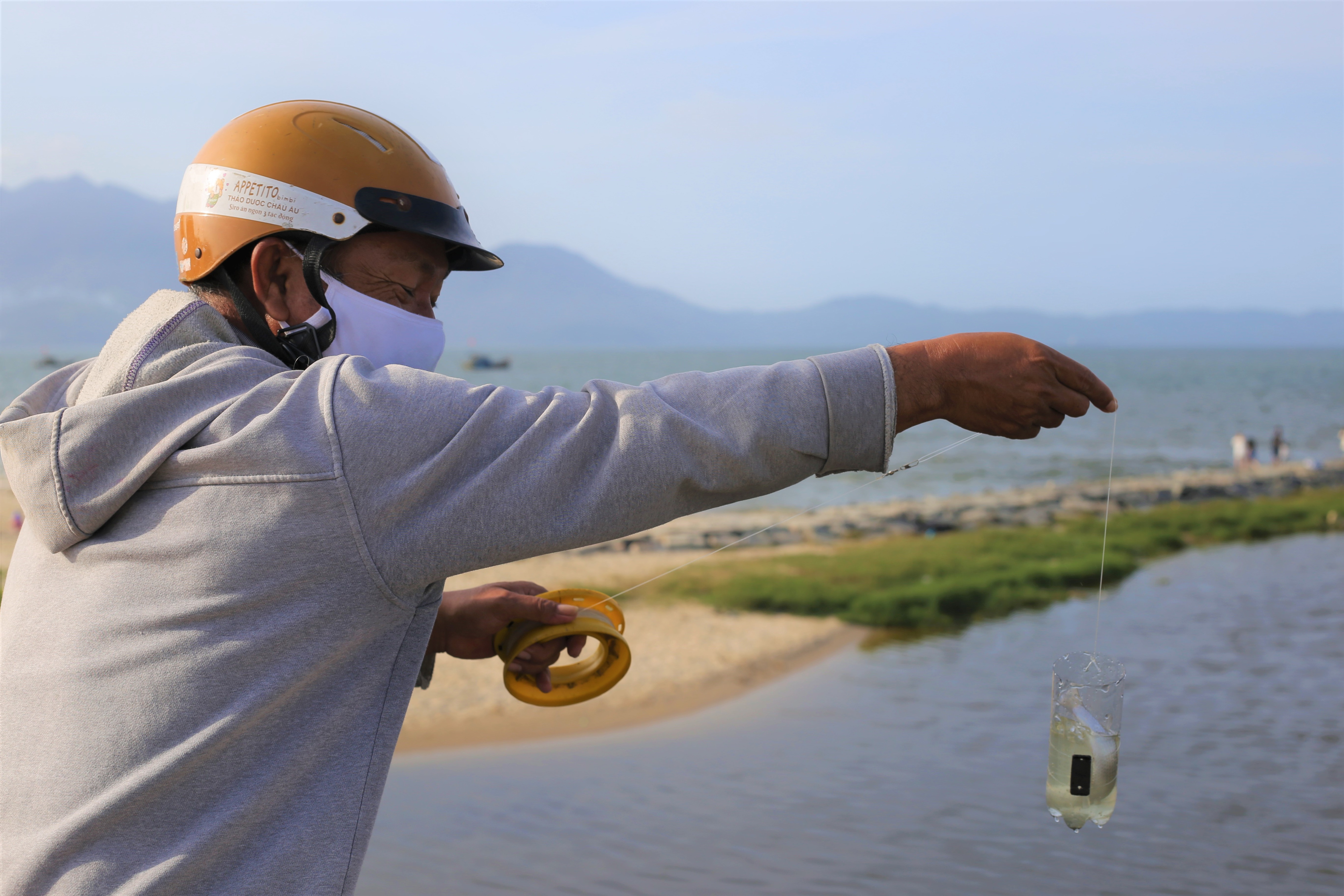 Độc đáo tuyệt chiêu câu cá bằng… chai nhựa có một không hai ở Đà Nẵng - 2