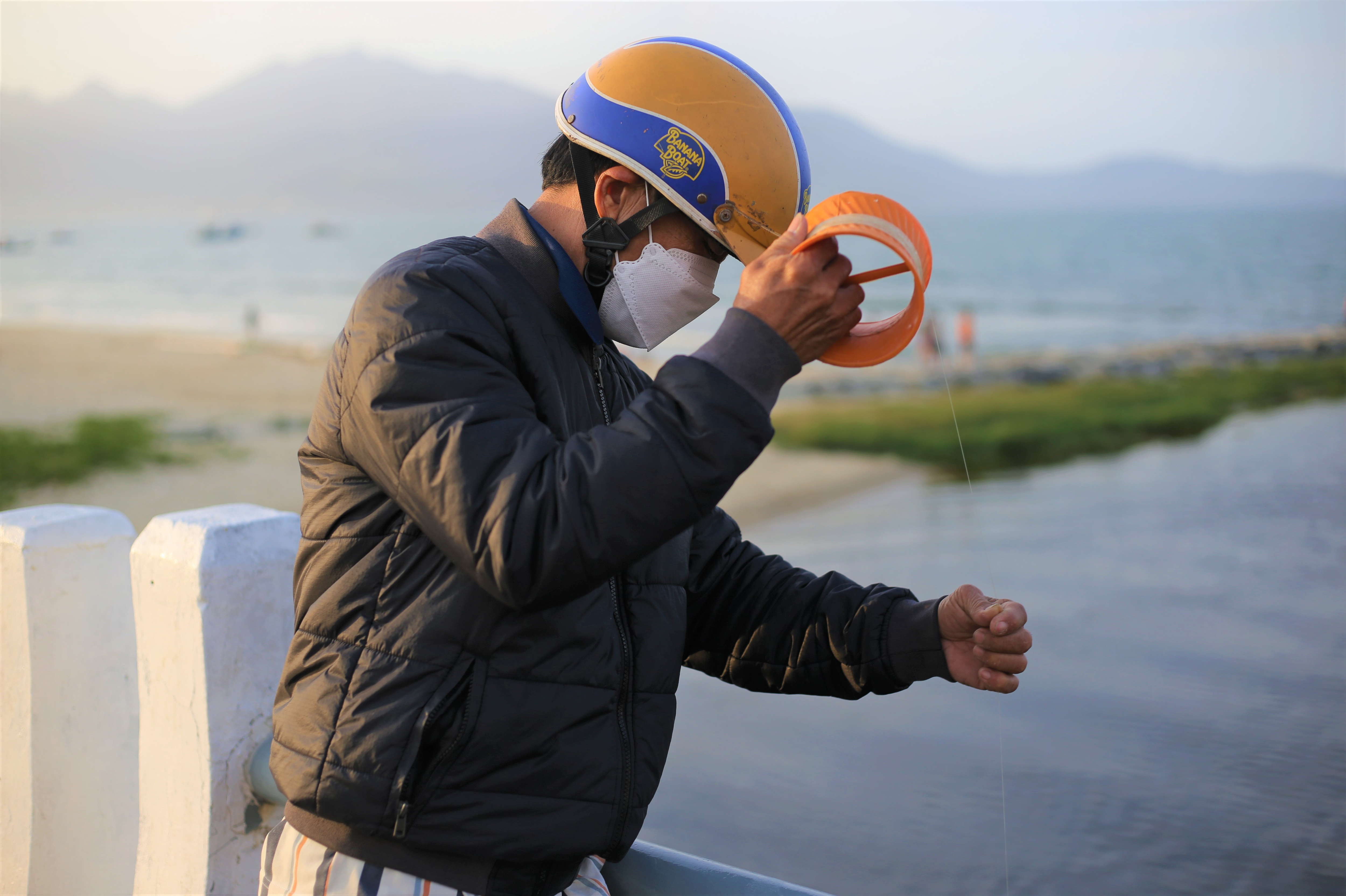 Độc đáo tuyệt chiêu câu cá bằng… chai nhựa có một không hai ở Đà Nẵng - 5