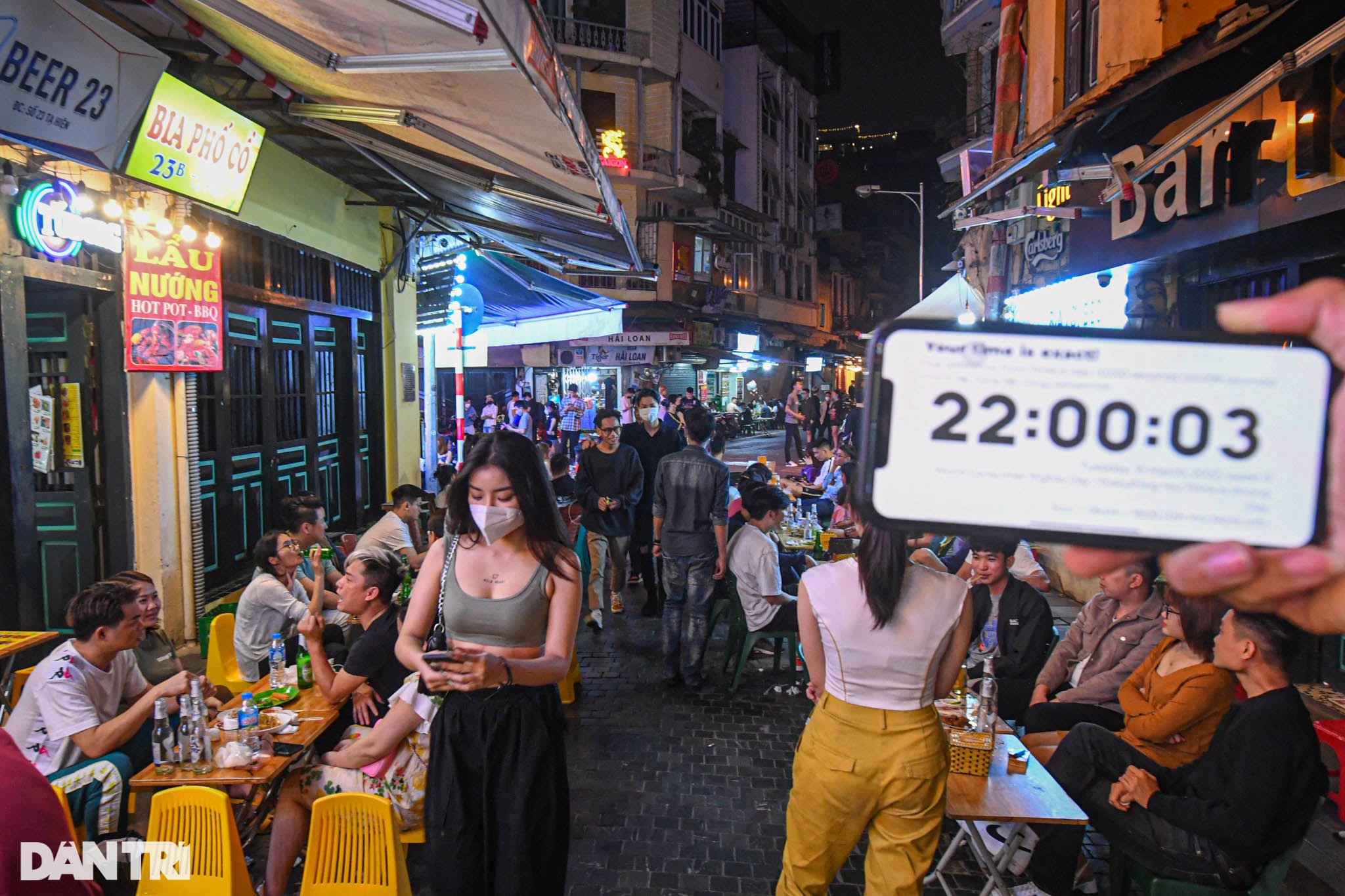 Hà Nội: Phố bia Tạ Hiện đông kín khách, các hàng quán nhộn nhịp sau 21h - 3