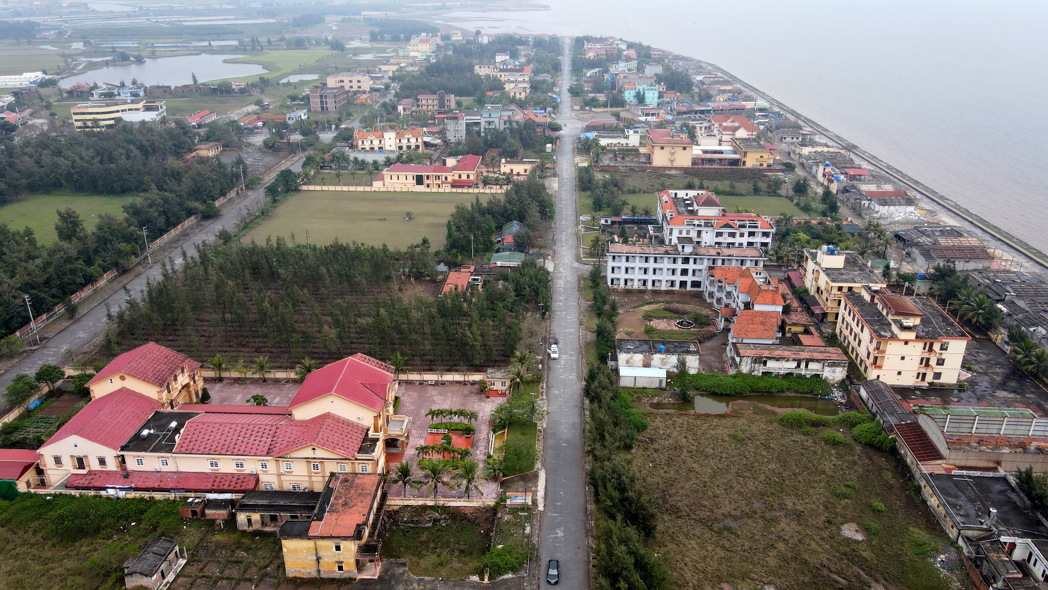 Khách sạn ở thiên đường du lịch biển Quất Lâm: Nơi bỏ hoang, chỗ bán tháo - 1