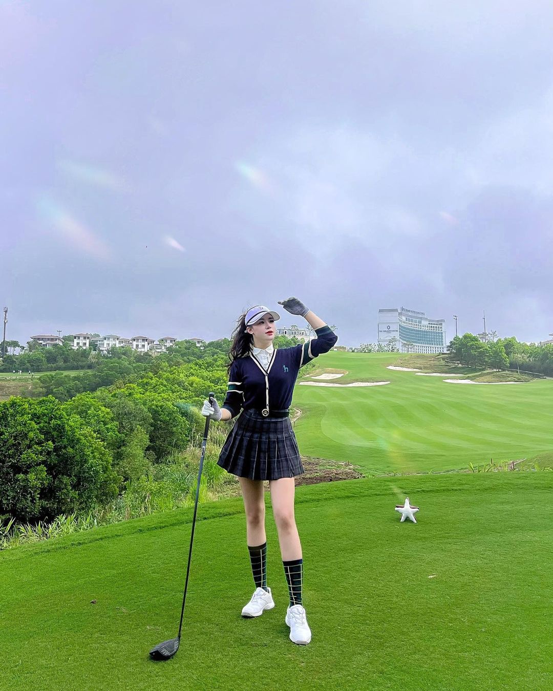 Beautiful girls playing golf: You don't have to go out to the field to hunt giants!  - first