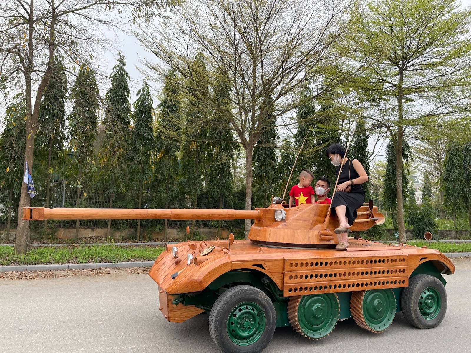 The father in Bac Ninh spent 200 million dong turning an old car into a unique tank - 2
