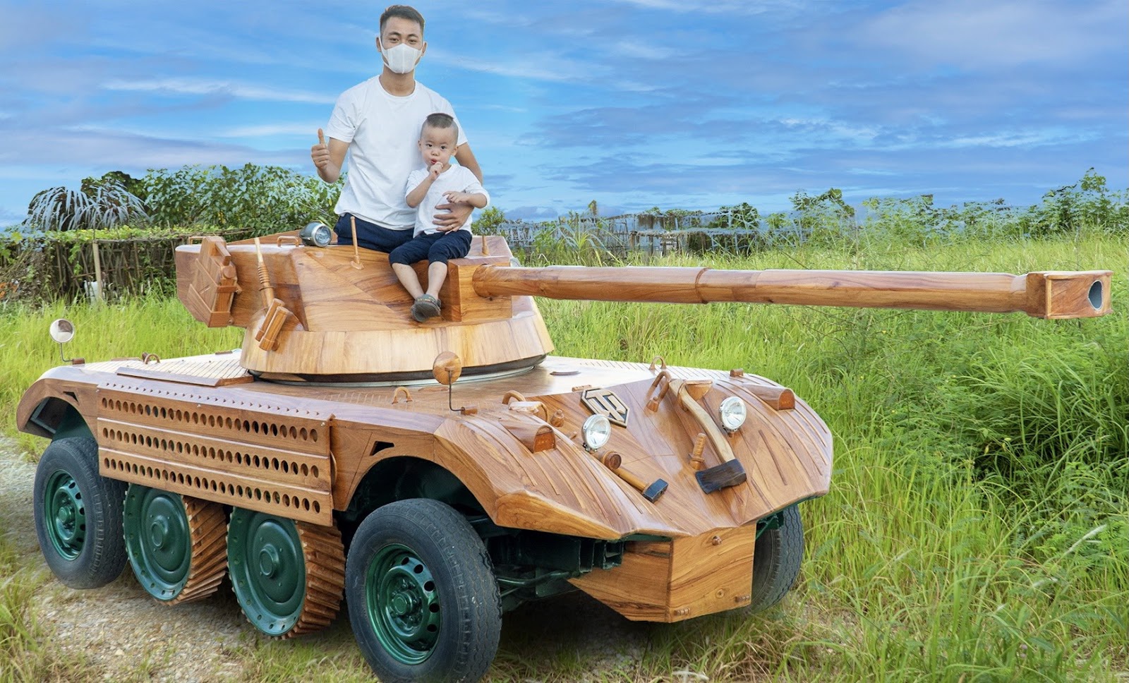 The father in Bac Ninh spent 200 million dong turning an old car into a unique tank - 6
