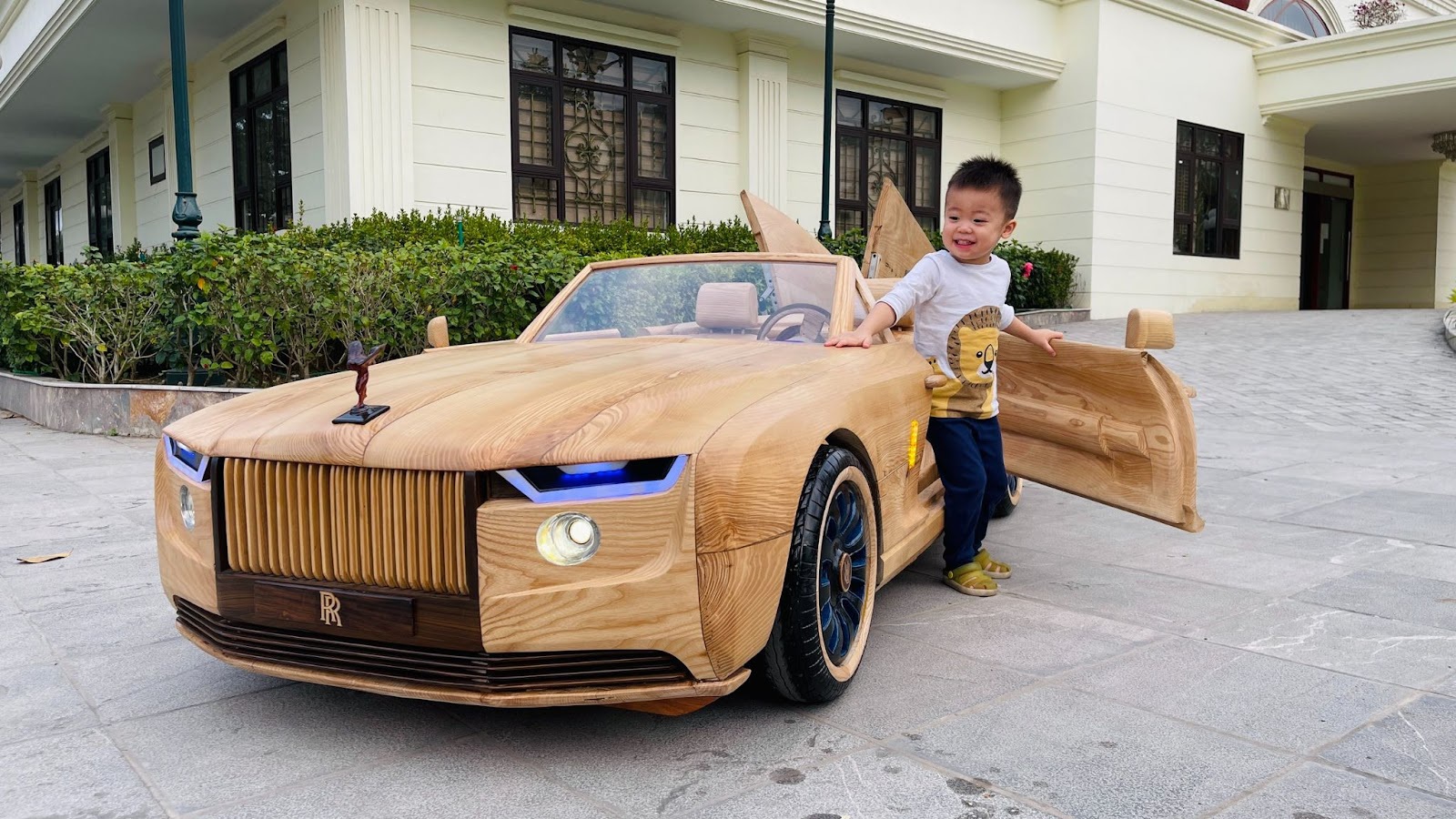 The father in Bac Ninh spends 200 million dong turning an old car into a unique tank - 8