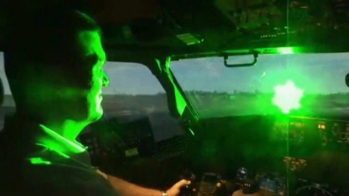 Công an điều tra vụ máy bay bị chiếu laser khi hạ cánh - 1