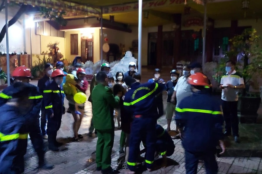 Giải cứu người phụ nữ leo tít lên cổng chùa múa gậy - 2