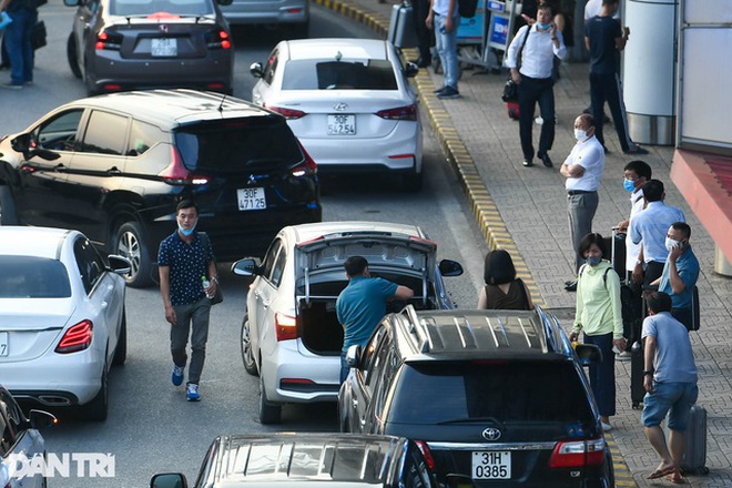 Áp dụng mức phí mới với ô tô ra vào sân bay từ hôm nay - 1
