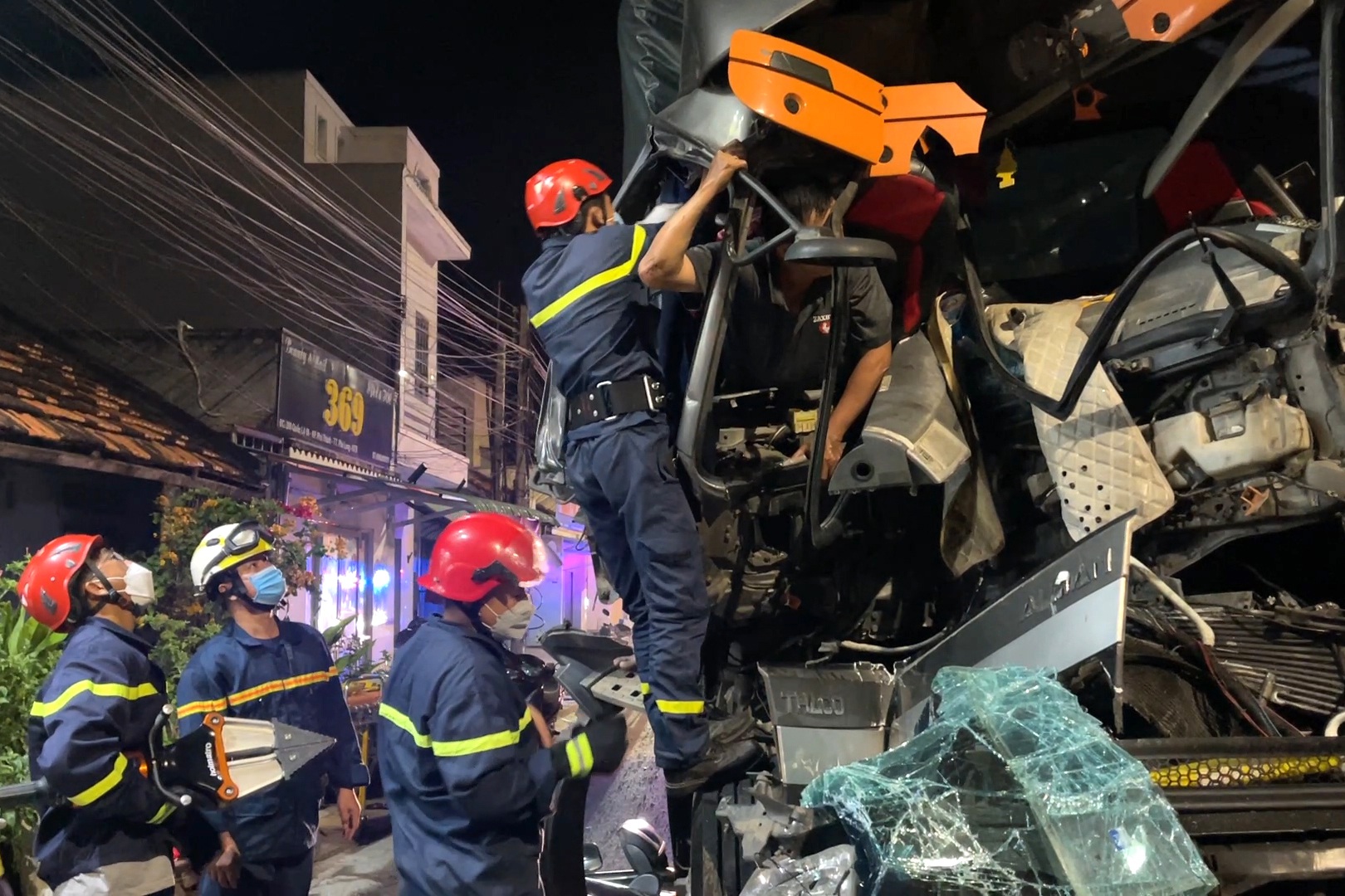 Nghẹt thở giải cứu người đàn ông bị kẹt trong cabin xe tải bẹp dúm - 3