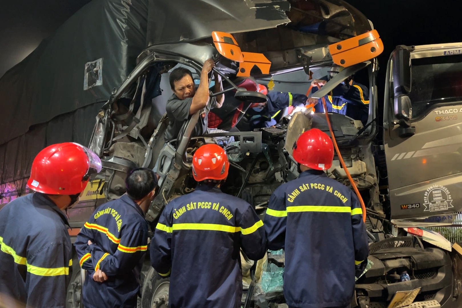 Nghẹt thở giải cứu người đàn ông bị kẹt trong cabin xe tải bẹp dúm - 2