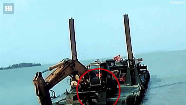 Con khóc, mẹ luống cuống lái xe lao xuống hồ - 2