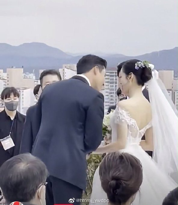Lịm tim trước khoảnh khắc Hyun Bin say đắm nhìn bà xã Son Ye Jin - 2
