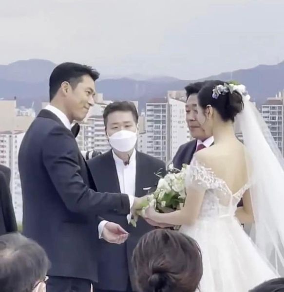 Heartbroken at the moment Hyun Bin passionately looked at his wife Son Ye Jin - 4