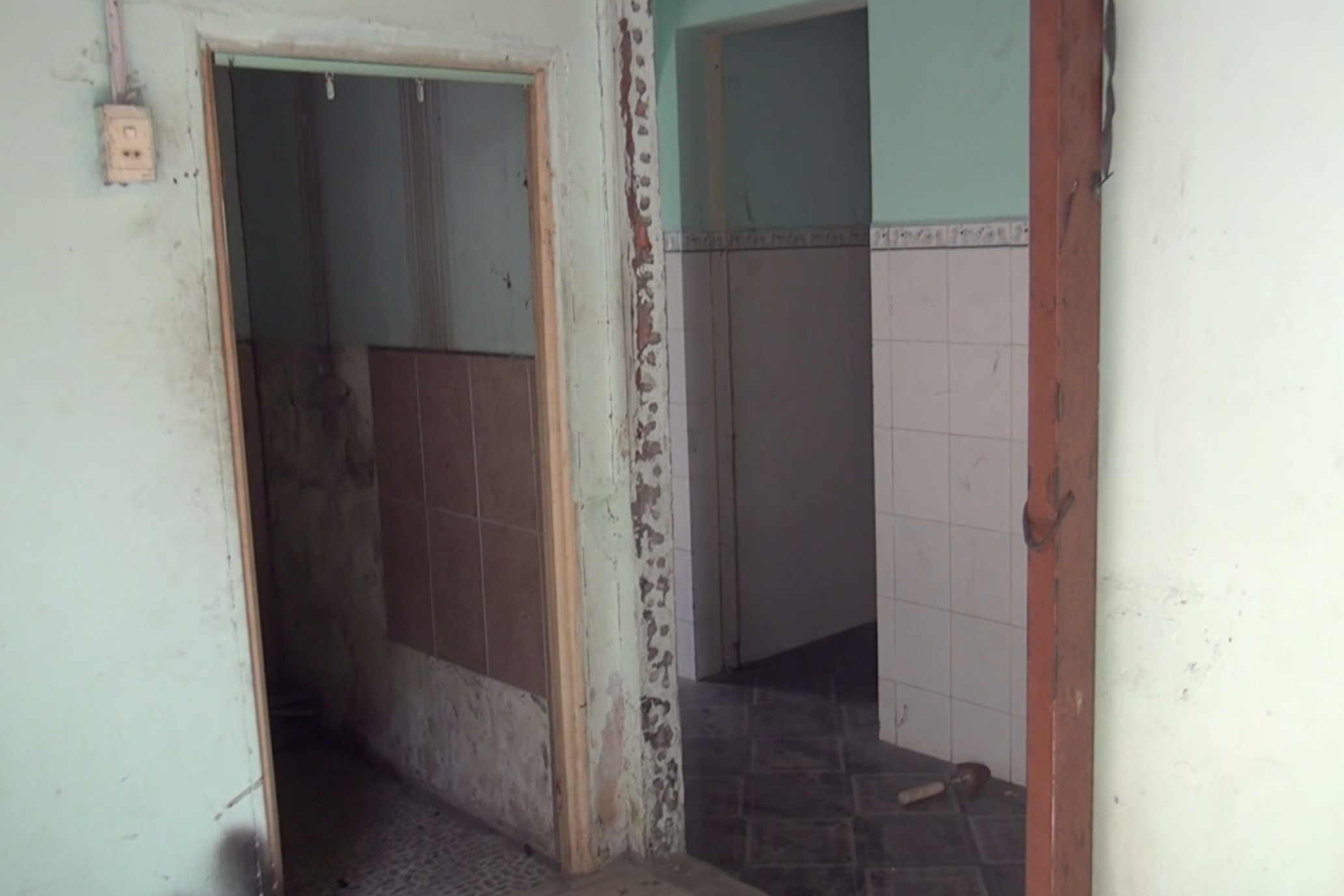 Nhà ông lão bị kẻ trộm khoắng sạch từ ổ điện, kệ bếp đến cửa sổ - 2