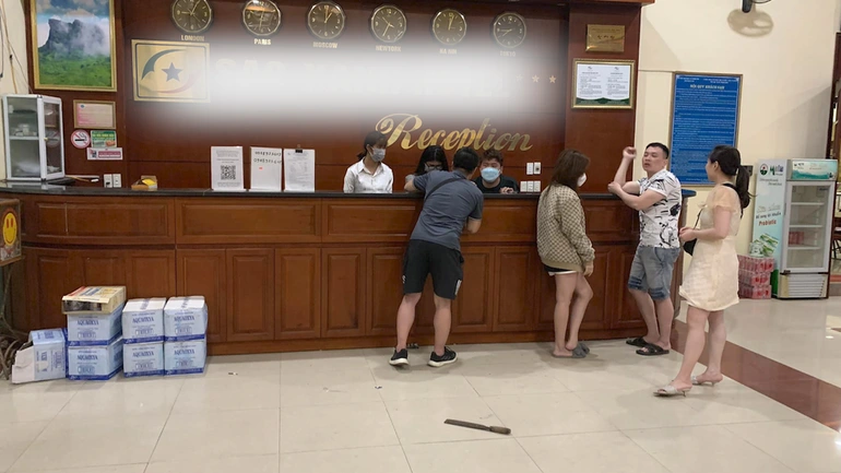 Danh tính người đàn ông cầm dao đuổi du khách tại khách sạn Mộc Châu - 1