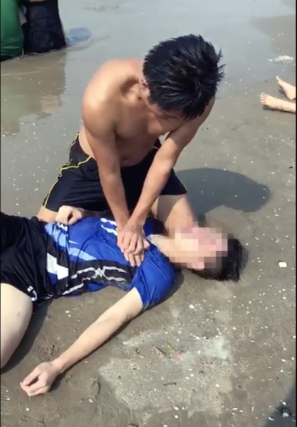 The moment the police lieutenant saved the lives of 4 drowning people in Vung Tau sea - 1