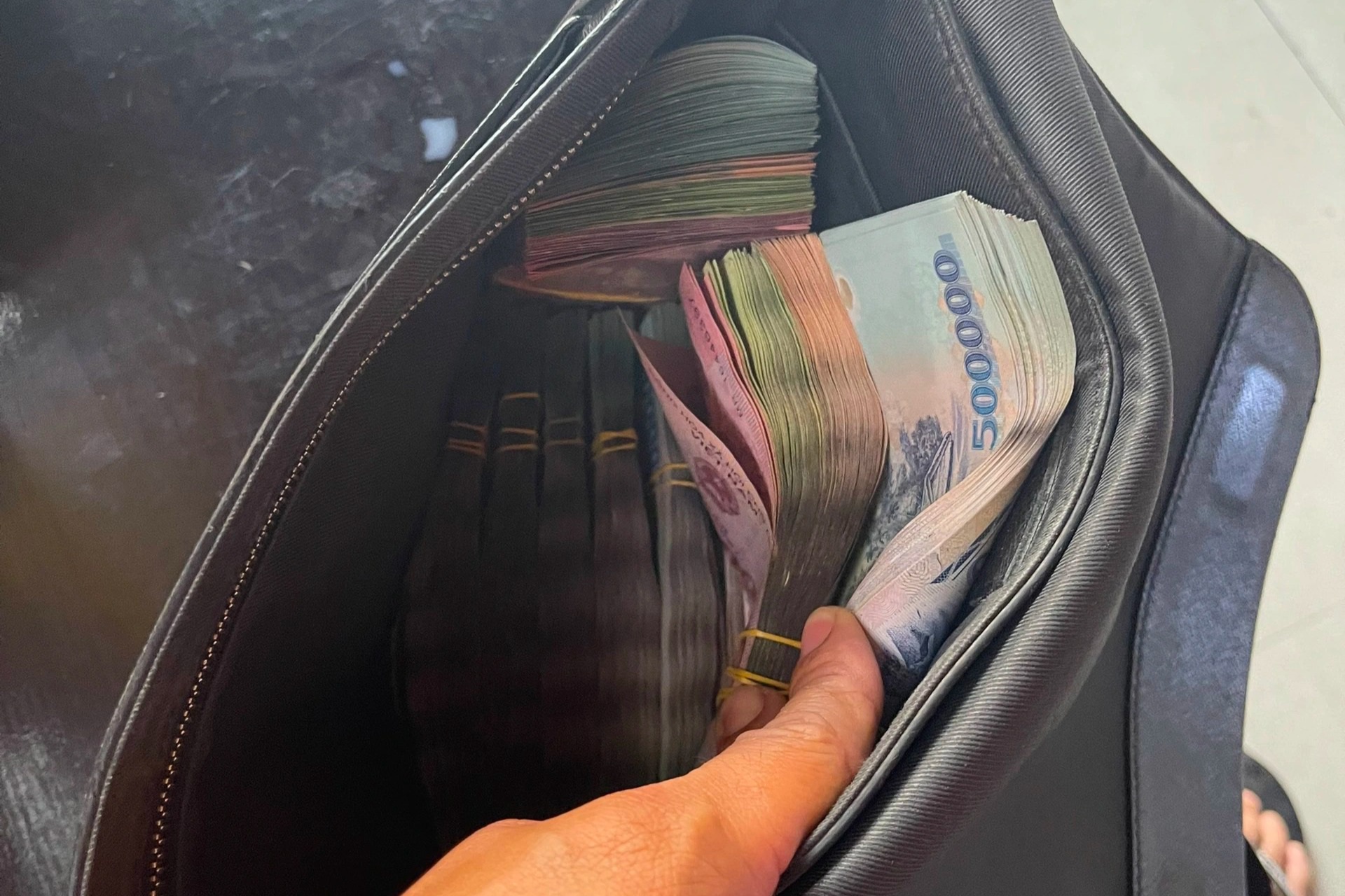 Đi du lịch mang theo cả tỷ đồng mua đất rồi bỏ quên ở quán cơm - 1