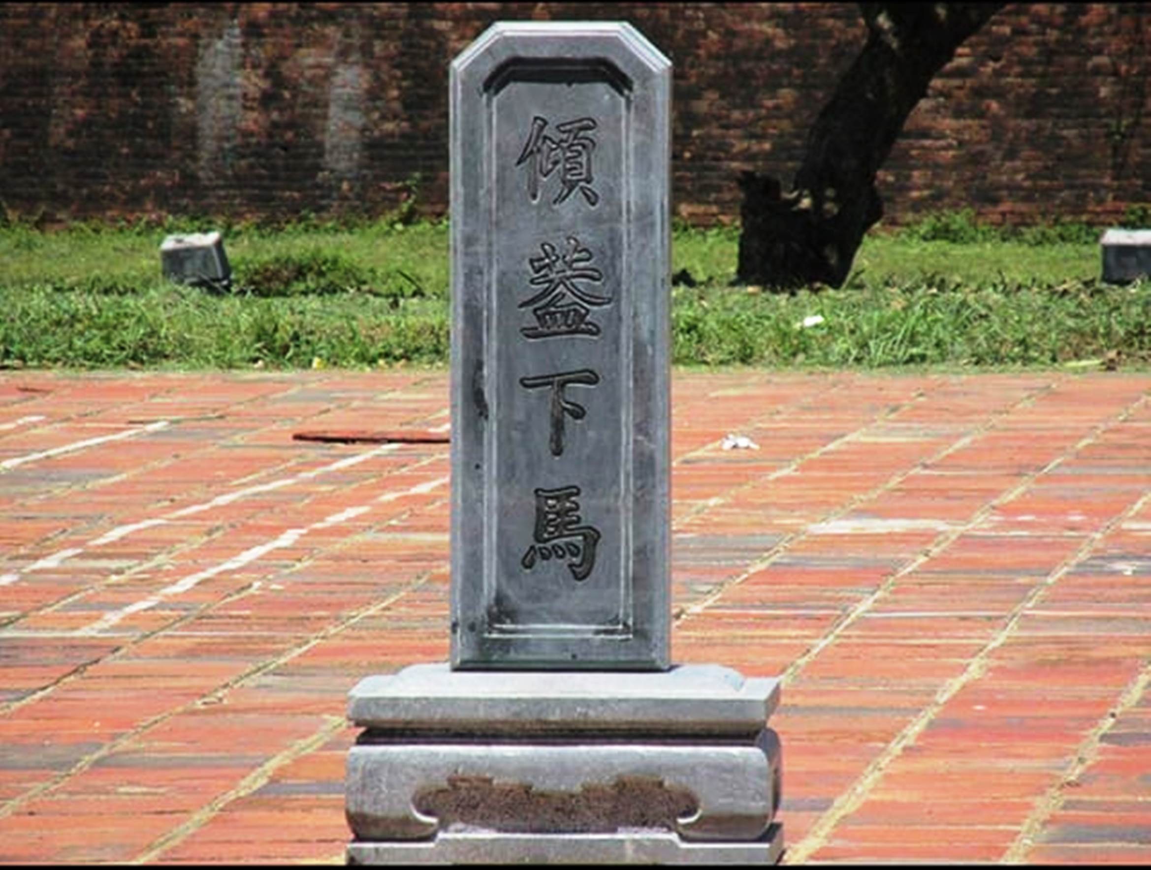 Suddenly, the stele at Phu Van Lau relic was broken - 2