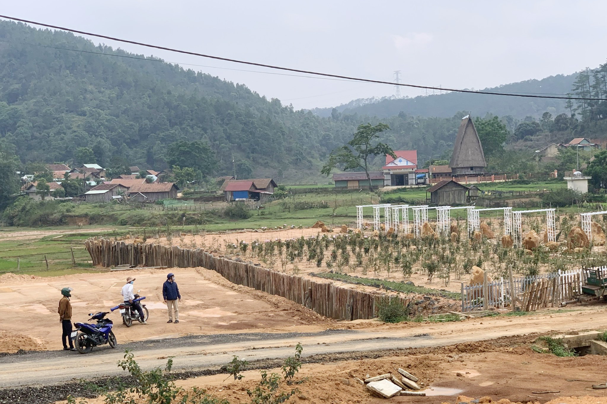Illegal leveling of hills and fields to build a farm in Mang Den - 1