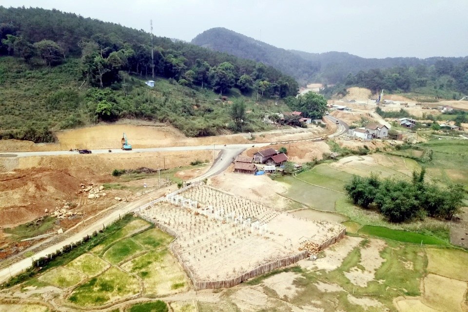 Illegal leveling of hills and fields to build a farm in Mang Den - 2