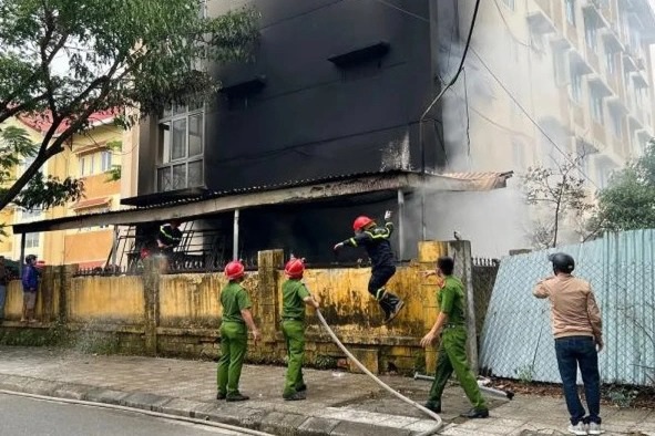 Big fire at School of Tourism - Hue University - 1