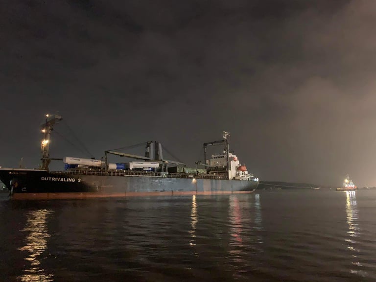 Terrible ship escaped after nearly 5 hours stuck under the most modern bridge in Hai Phong - 2