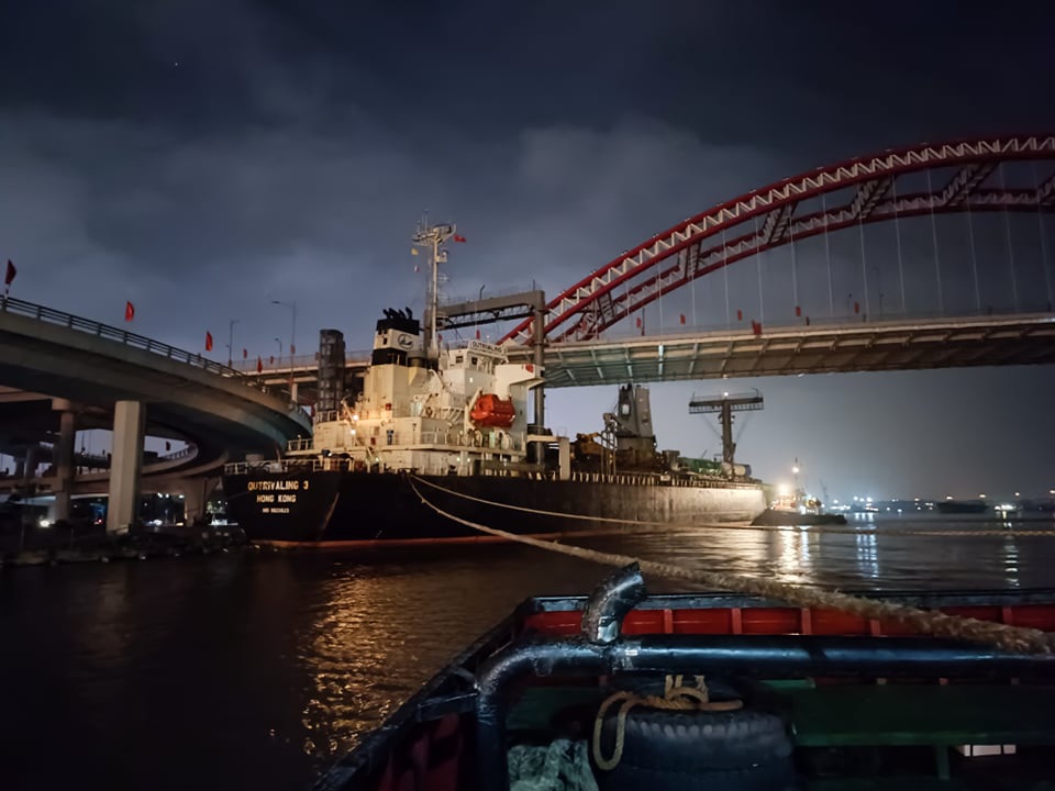 Terrible ship escaped after nearly 5 hours stuck under the most modern bridge in Hai Phong - 1