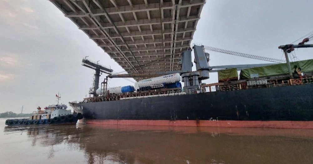 Terrible ship escaped after nearly 5 hours stuck under the most modern bridge in Hai Phong - 3