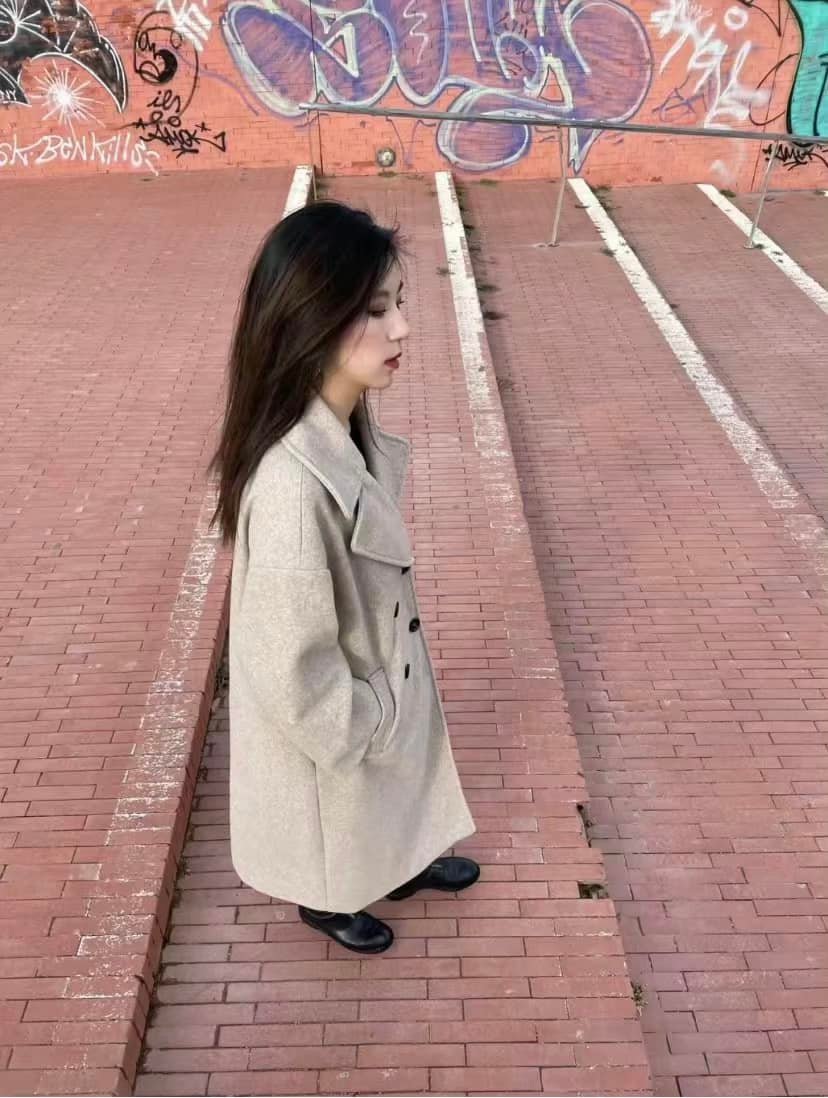 Cô gái đã nhận ra sai lầm của mình sau khi nhờ bạn trai chụp ảnh giúp.