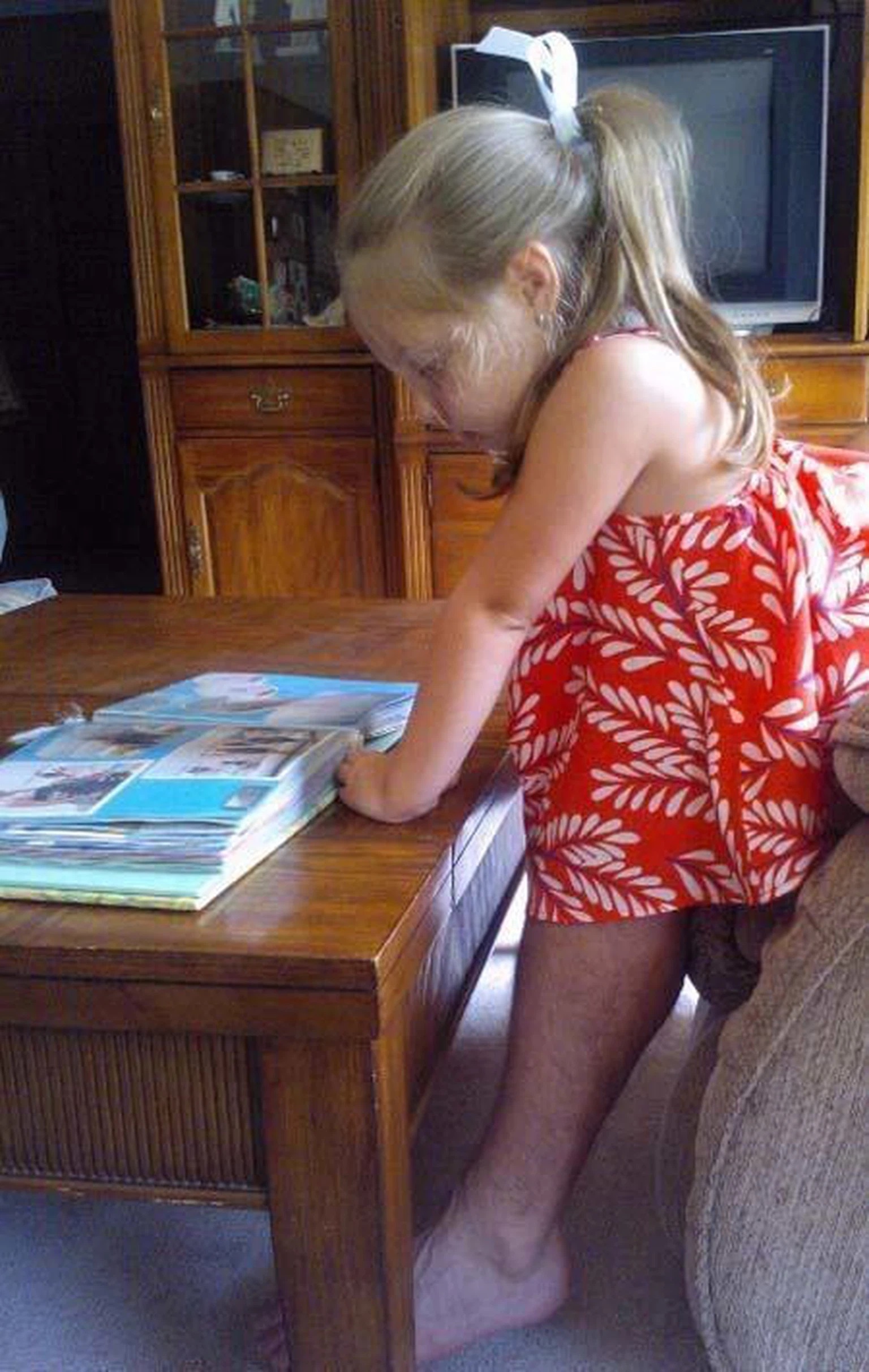 Bé gái sở hữu đôi chân của người trưởng thành.