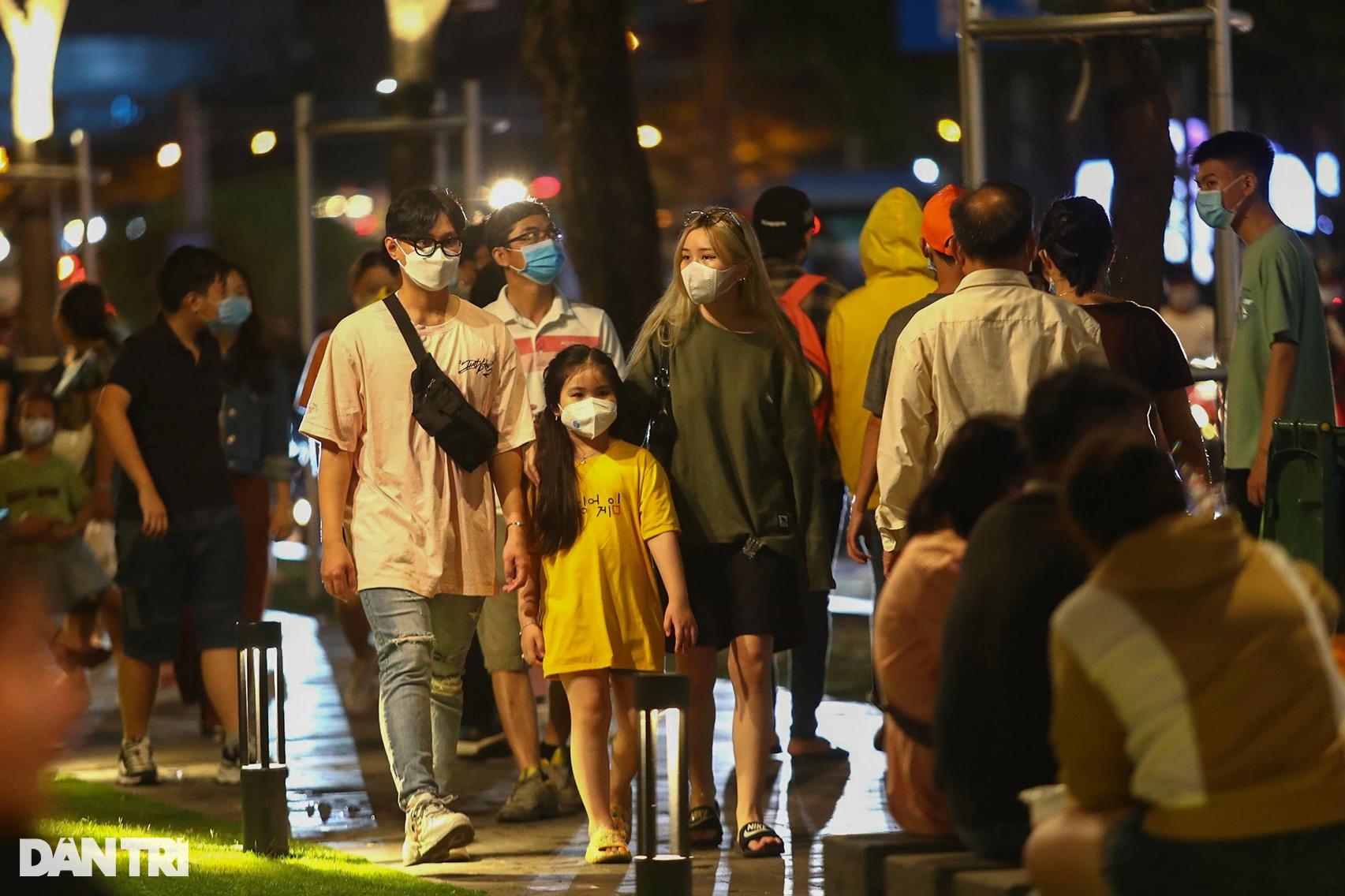 Pháo hoa rực sáng bầu trời TPHCM chào mừng 47 năm thống nhất đất nước - 21