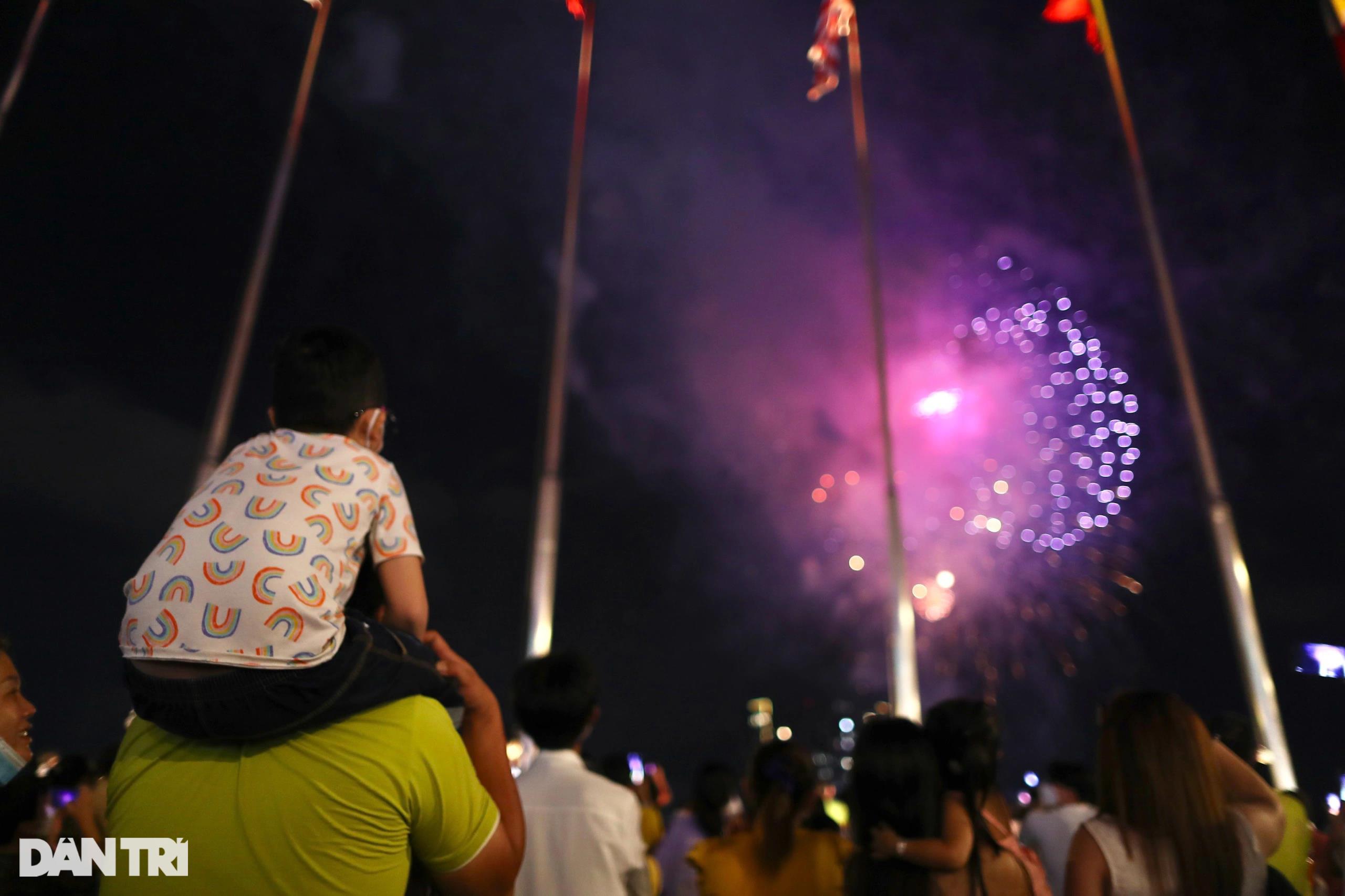 Pháo hoa rực sáng bầu trời TPHCM chào mừng 47 năm thống nhất đất nước - 5