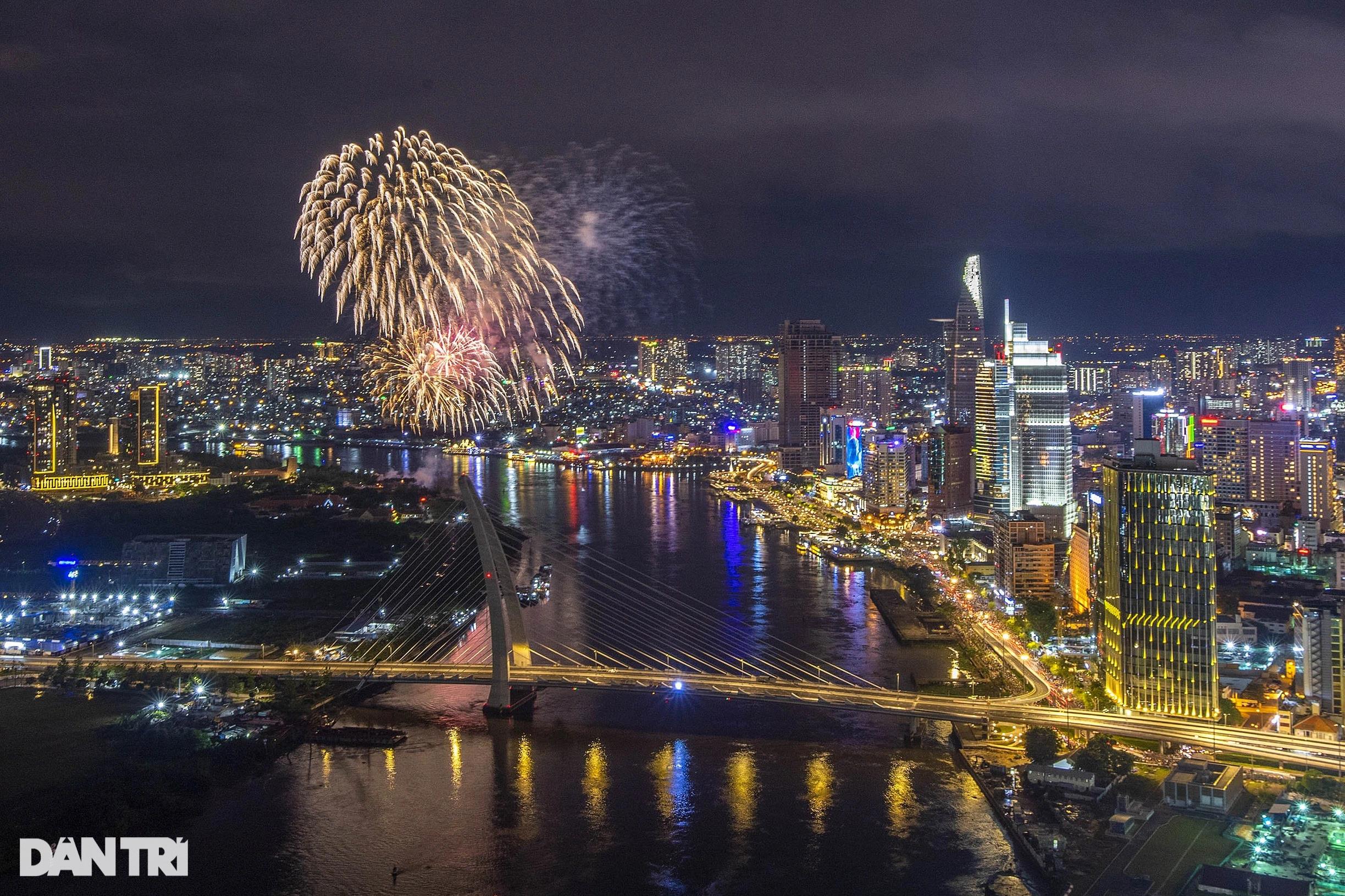 Pháo hoa rực sáng bầu trời TPHCM chào mừng 47 năm thống nhất đất nước - 1
